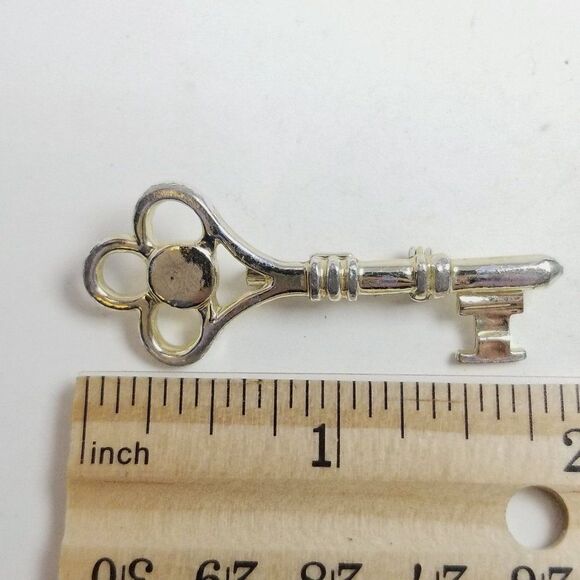 Vintage Silver Tone Skeleton Key Shape Brooch, Antique Style Lapel Pin, Estate - Picture 3 of 5